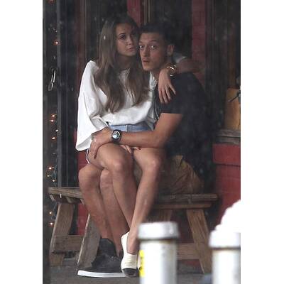 Mesut Özil zeigt seine neue Freundin