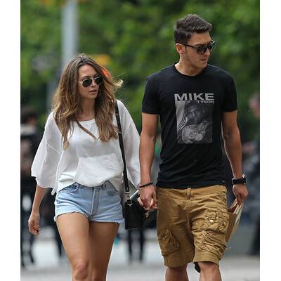 Mesut Özil zeigt seine neue Freundin