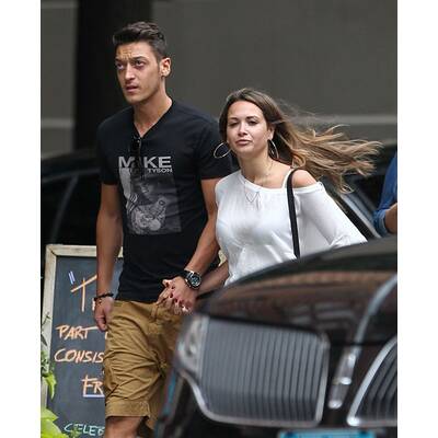Mesut Özil zeigt seine neue Freundin