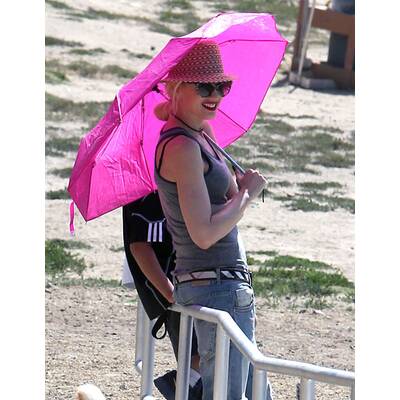Gwen Stefani schütz sich vor Sonnenstrahlen