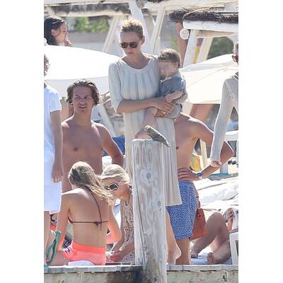 Uma Thurman urlaubt in Saint Tropez