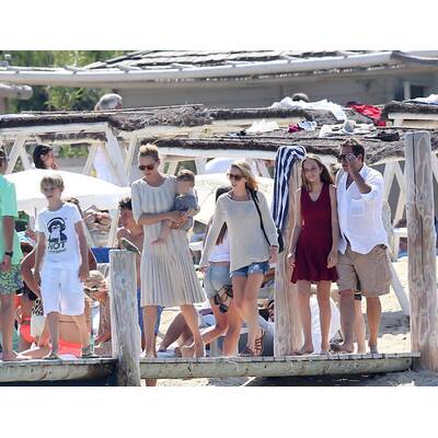 Uma Thurman urlaubt in Saint Tropez