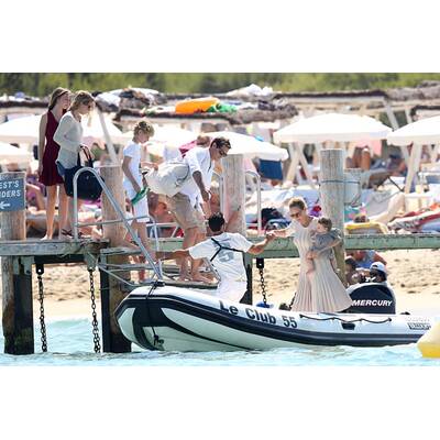 Uma Thurman urlaubt in Saint Tropez