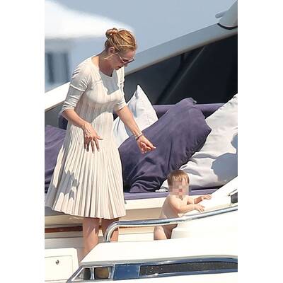 Uma Thurman urlaubt in Saint Tropez