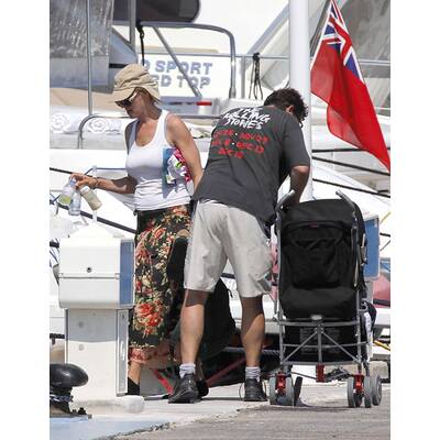 Uma Thurman urlaubt in Saint Tropez