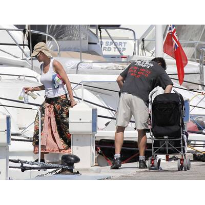 Uma Thurman urlaubt in Saint Tropez