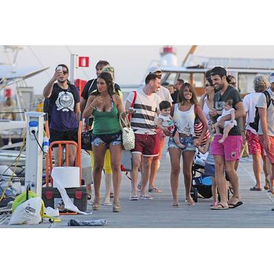 Lionel Messi, Cesc Fàbregas mit Familie auf Urlaub