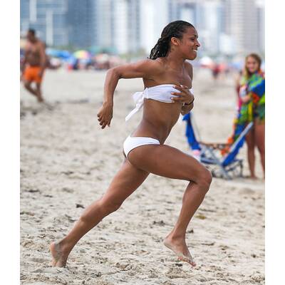 Melody Thornton badet in Miami