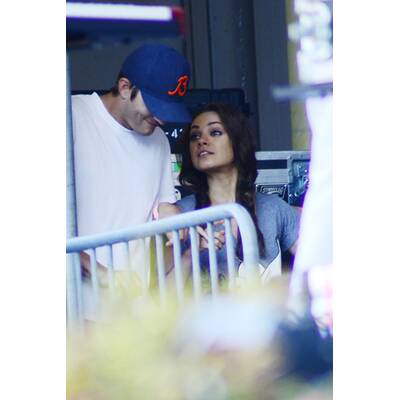 Ashton Kutcher & Mila Kunis bei Konzert