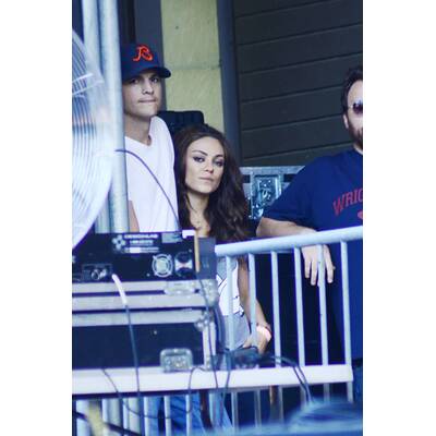 Ashton Kutcher & Mila Kunis bei Konzert