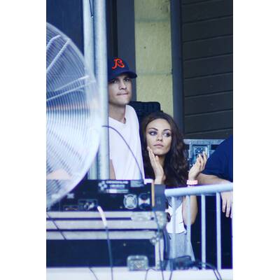Ashton Kutcher & Mila Kunis bei Konzert