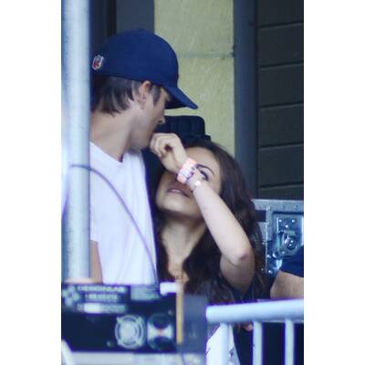 Ashton Kutcher & Mila Kunis bei Konzert