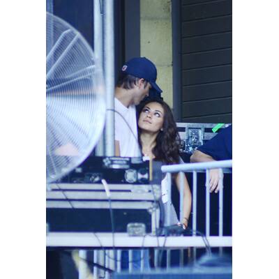 Ashton Kutcher & Mila Kunis bei Konzert