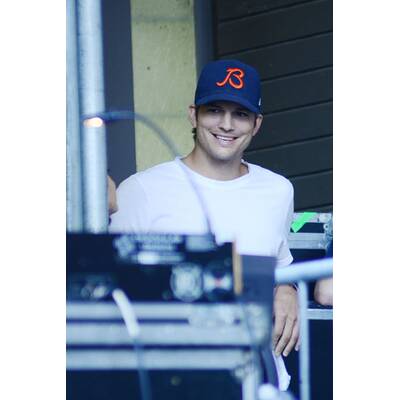 Ashton Kutcher & Mila Kunis bei Konzert