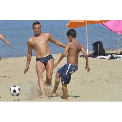 Fußball-Star Totti am Strand von Sabaudia