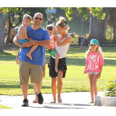 Denise Richards im Park mit den Kinder