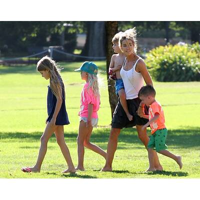 Denise Richards im Park mit den Kinder