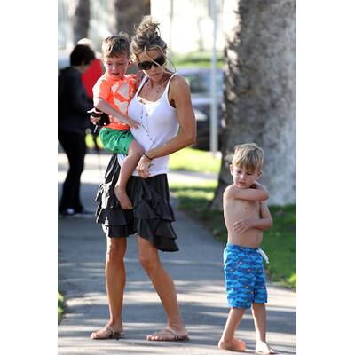 Denise Richards im Park mit den Kinder