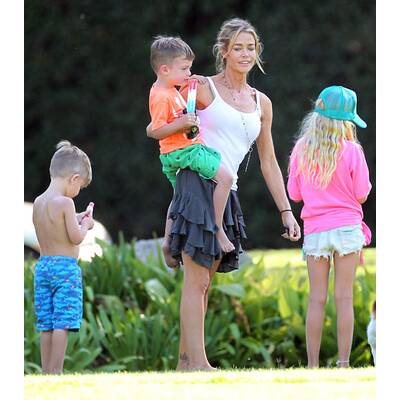 Denise Richards im Park mit den Kinder