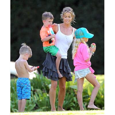 Denise Richards im Park mit den Kinder