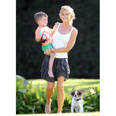 Denise Richards im Park mit den Kinder