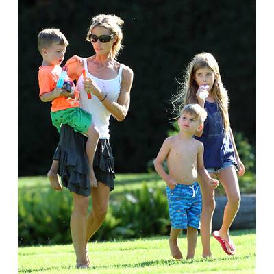 Denise Richards im Park mit den Kinder