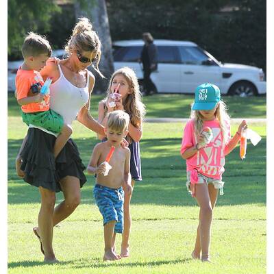 Denise Richards im Park mit den Kinder