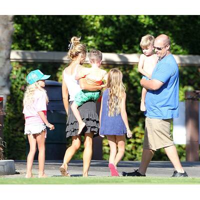 Denise Richards im Park mit den Kinder