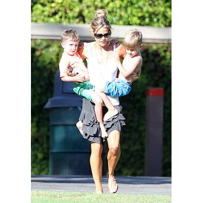 Denise Richards im Park mit den Kinder