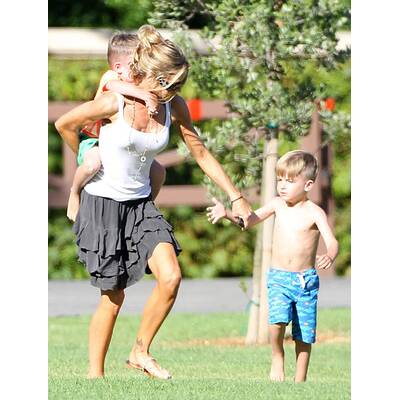 Denise Richards im Park mit den Kinder