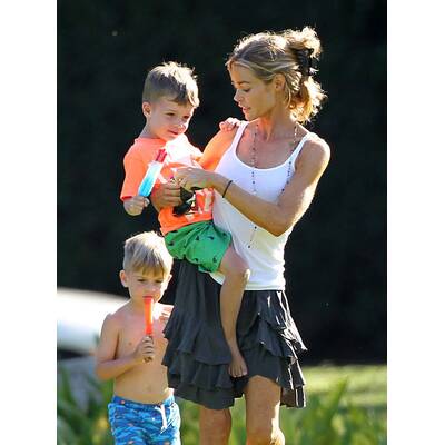 Denise Richards im Park mit den Kinder