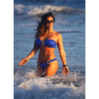 Model Carmen Ortega spielt Baywatch-Nixe