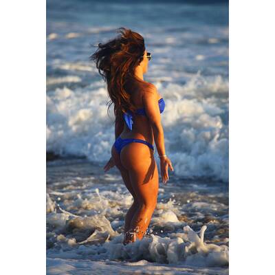 Model Carmen Ortega spielt Baywatch-Nixe