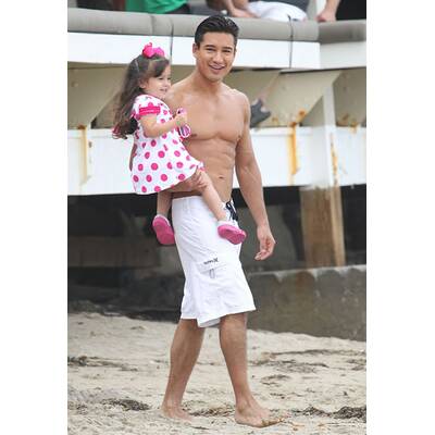 Mario Lopez genießt  einen Tag am Strand