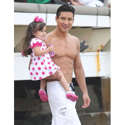 Mario Lopez genießt  einen Tag am Strand