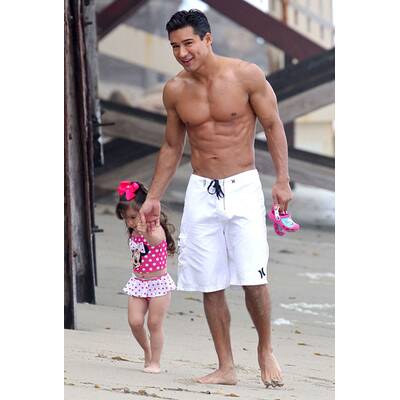 Mario Lopez genießt  einen Tag am Strand