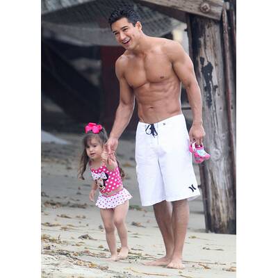 Mario Lopez genießt  einen Tag am Strand