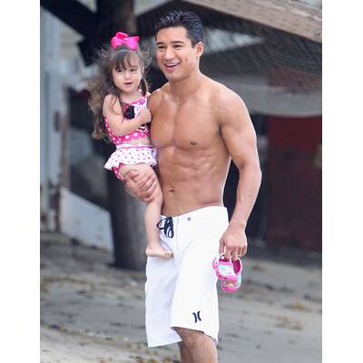 Mario Lopez genießt  einen Tag am Strand