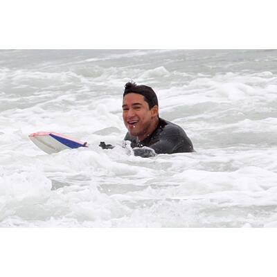 Mario Lopez genießt  einen Tag am Strand
