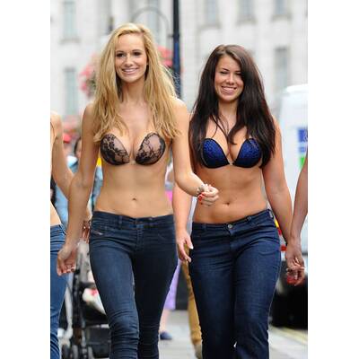 Schönheiten zeigen in London „InvisiBra“