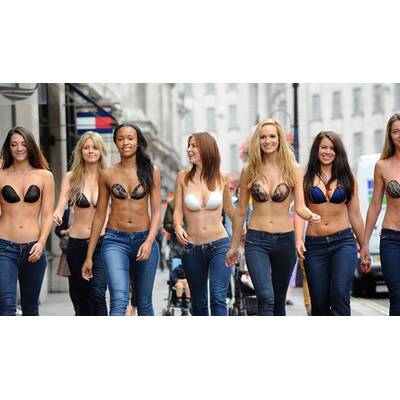 Schönheiten zeigen in London „InvisiBra“