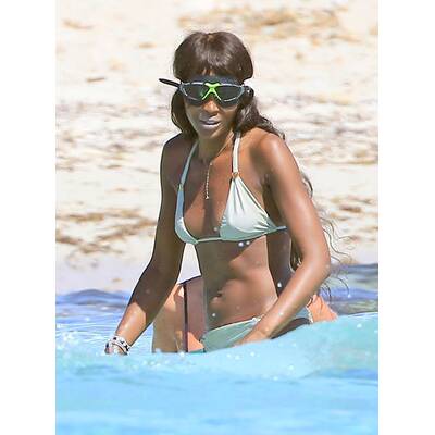 Naomi Campbell: Gut gelaunte Wasserratte