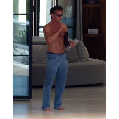Sean Penn oben ohne