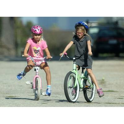 Violet Affleck auf zwei Rädern