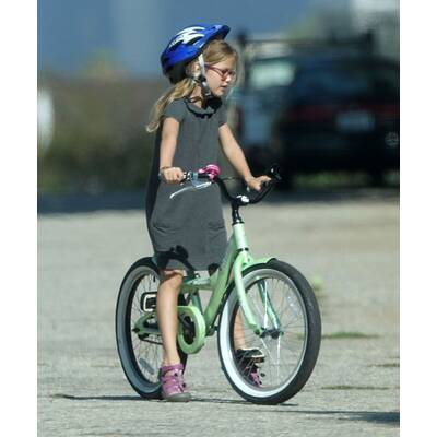 Violet Affleck auf zwei Rädern