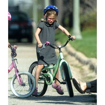 Violet Affleck auf zwei Rädern