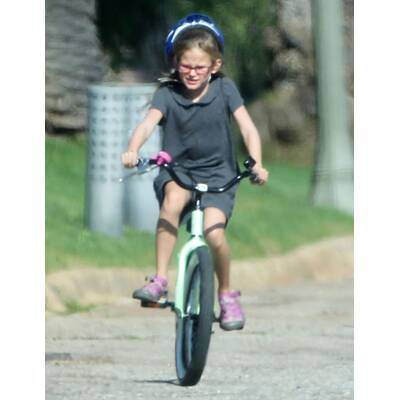 Violet Affleck auf zwei Rädern