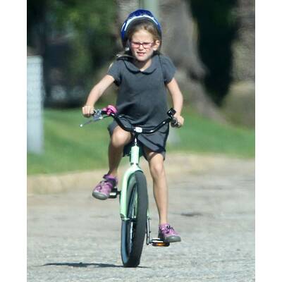 Violet Affleck auf zwei Rädern