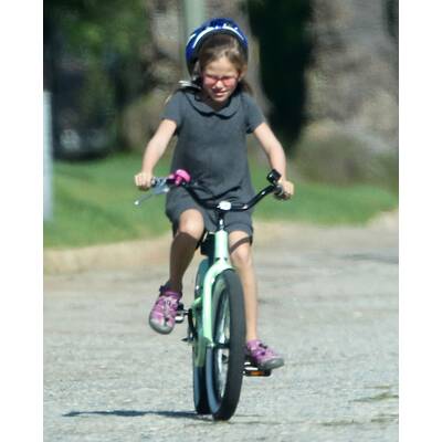 Violet Affleck auf zwei Rädern