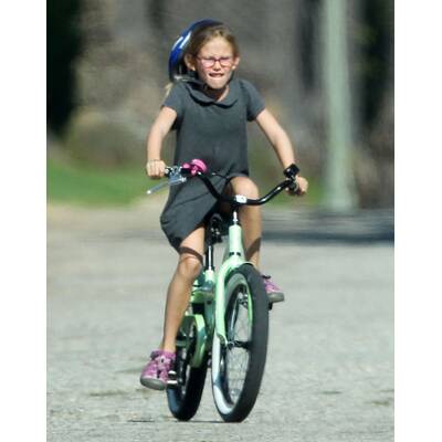 Violet Affleck auf zwei Rädern